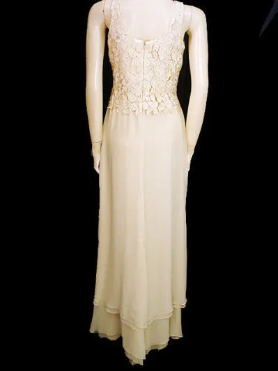 GORGEOUS $700 DAYMORE COUTURE CHIFFON & HEAVY LACE BODICE EVENING GOWN IN SHIMMERING SAND