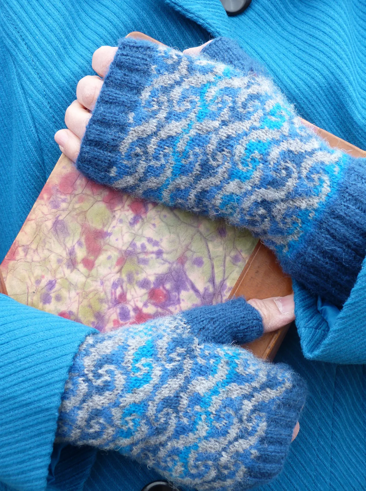 Jamieson & Smith Knitting Pattern Poseidon Mitts